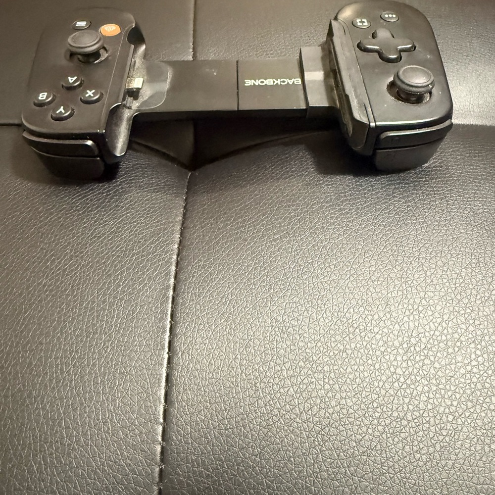 Backbone One Controller for IPhone Lightning Connection - Picture 6 of 8